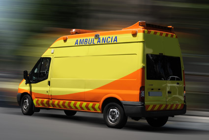 ¿Qué deben hacer los conductores para facilitar el paso a una ambulancia en servicio de urgencia?