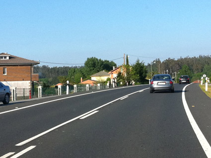 Si conduce un autobús en el que viajan pasajeros de pie debidamente autorizados por una carretera convencional , ¿cuál será la velocidad máxima a la que puede circular?