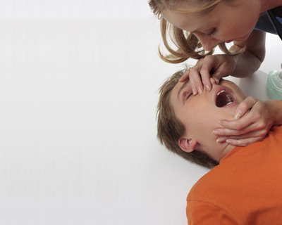 Si tras un accidente de tráfico, un herido no responde y aparentemente ha perdido la conciencia, ¿qué es lo primero que debemos hacer?