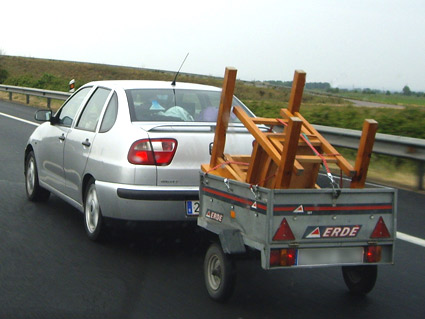 Durante un viaje con su turismo con remolque, su conductor se encuentra muy fatigado, ¿qué debe hacer?
