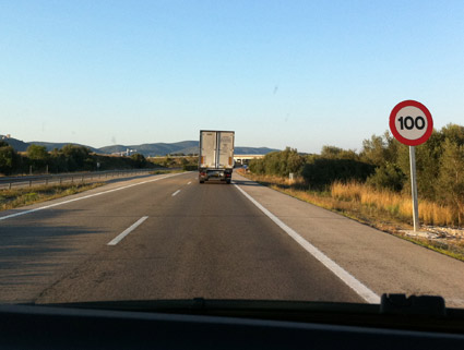 En este tramo de autovía, ¿se puede circular a más de 100 km/h para adelantar?