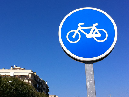 ¿A qué vehículos obliga a circular por donde se encuentra esta señal?