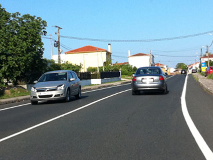 Conduce un autobús de 12 metros de largo por una carretera convencional con un carril para cada sentido, ¿qué separación debe dejar con un turismo que circula delante al que no pretende adelantar?