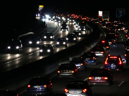 ¿Qué vehículos deben llevar encendida la luz de gálibo cuando circulen entre la puesta y la salida del sol?