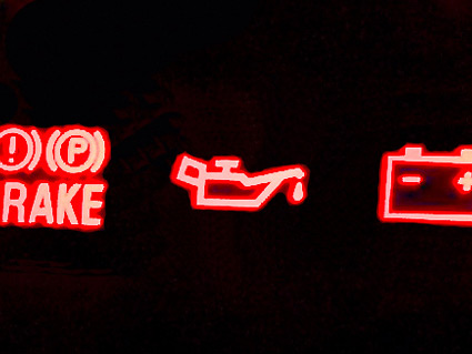 Si la lámpara piloto del circuito de aceite se queda encendida con el motor funcionando, nos está indicando que...