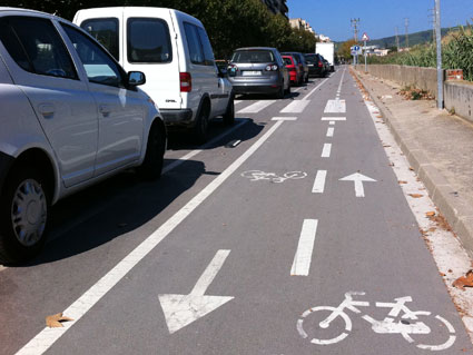 En un carril reservado para las bicicletas está prohibido...