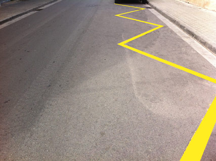 ¿Podemos estacionar un ciclomotor en una zona de la calzada con una marca amarilla en zigzag pintada?