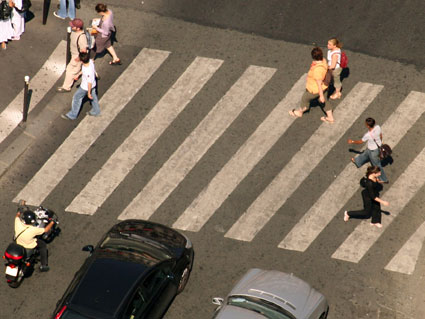 En los pasos para peatones no regulados por semáforo, ¿tienen éstos preferencia de paso?