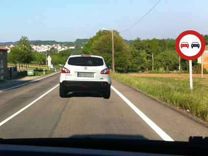 Circula con un camión de 3,5t de MMA, por una carretera convencional con un carril por sentido por un tramo de vía en el que está prohibido adelantar, ¿qué distancia mantendrá con el vehículo que le precede?