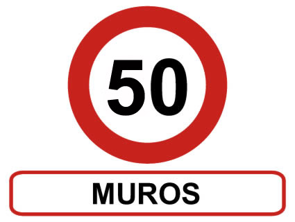 La señal que se observa en la fotografía obliga a mantener esa velocidad máxima en todo el poblado...
