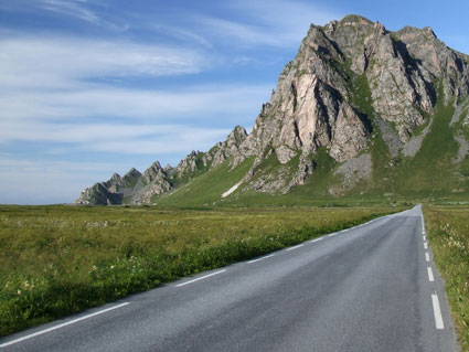 Por una vía fuera de poblado sin arcén, ¿está permitida la circulación de ciclomotores?