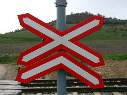 Al aproximarse a un paso a nivel o a un puente móvil debe...