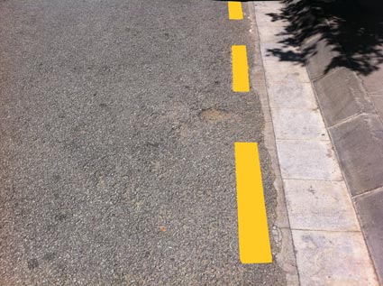 En el lado derecho de la calzada de este dibujo está prohibido...