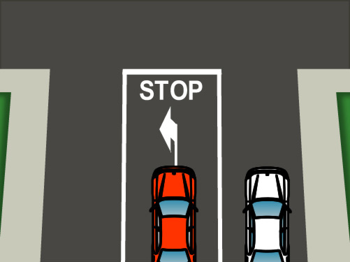 ¿Debe el conductor del turismo de color blanco respetar la señal de stop cuando llegue al cruce?