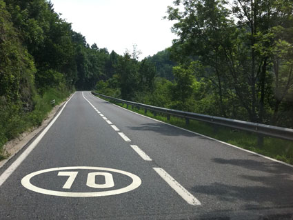 A la vista de esta señalización, ¿está permitido circular por el carril derecho a 90 kilómetros por hora?