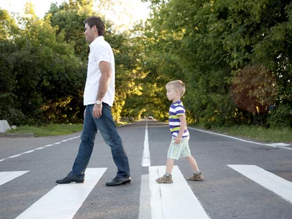 Si al girar para entrar en otra vía hay peatones cruzando, ¿debemos cederles el paso?