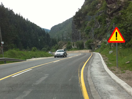 En esta calzada las marcas viales y el fondo de las señales verticales son de color amarillo, ¿qué señalizan?