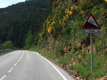 En una bajada, ¿qué hay que hacer para que no se calienten los frenos?