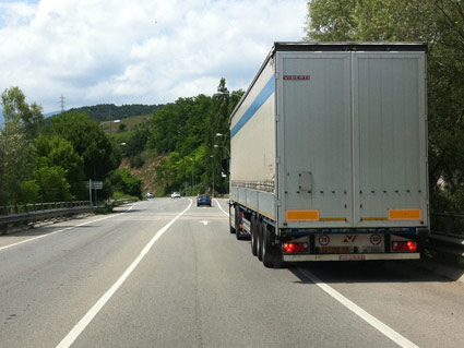 ¿Pueden circular por el arcén los camiones de MMA superior a 3.500 kg?