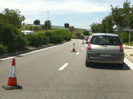 Cuando en una vía hay una línea de conos delimitando un carril, tal como se ve en esta imagen, ¿podrá atravesarla?