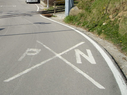 Las letras P y N, una a cada lado de un aspa, ¿qué indican?