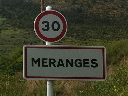 Una señal de prohibición junto a una señal de localización de población, ¿prohíbe en toda la población?