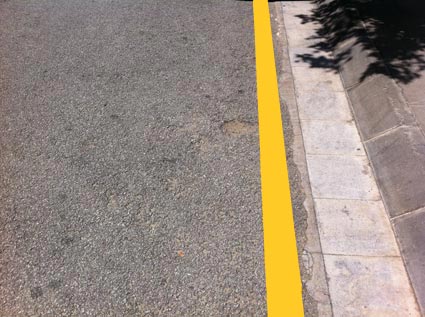 ¿Qué indica la línea longitudinal continua, de color amarillo, pintada junto al borde de la calzada?