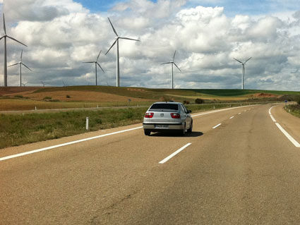 Un camión que arrastra un remolque no ligero, ¿puede adelantar por la derecha al vehículo que circula más lento por el carril de la izquierda?