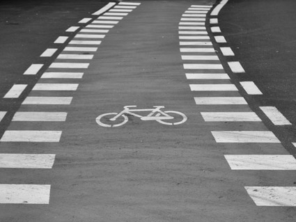 En una marca de paso para ciclistas, ¿qué vehículos tienen preferencia de paso?