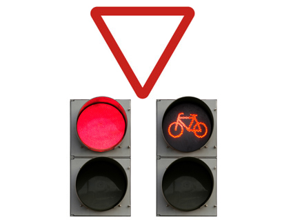 Llegamos en motocicleta a una intersección en la que nos encontramos la señalización de la imagen, ¿qué haremos?