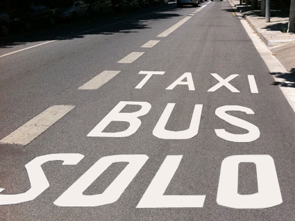 Un carril reservado para autobuses, delimitado por una sola línea longitudinal continua, y con la inscripción "SÓLO BUS-TAXI", prohíbe su utilización...
