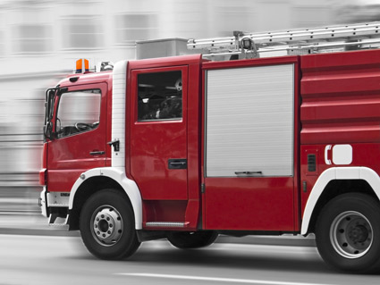 ¿Cuándo debe facilitar el paso a un coche de bomberos?