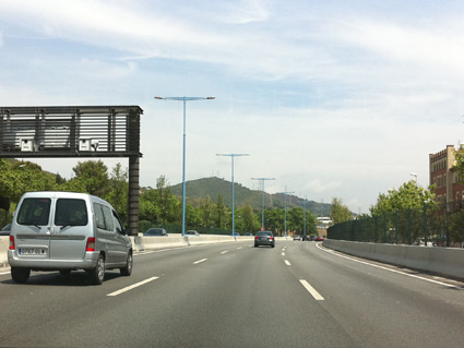 Si conduce un camión de más de 3.500 kg de MMA por una carretera fuera de poblado que tiene tres carriles para el mismo sentido, ¿qué carriles le está permitido utilizar?