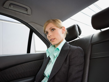 El conductor, ¿está obligado a hacer que los pasajeros mantengan la posición adecuada?