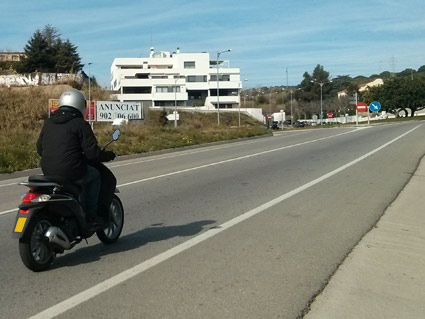 ¿Es correcta la posición que ocupa en la calzada este conductor?