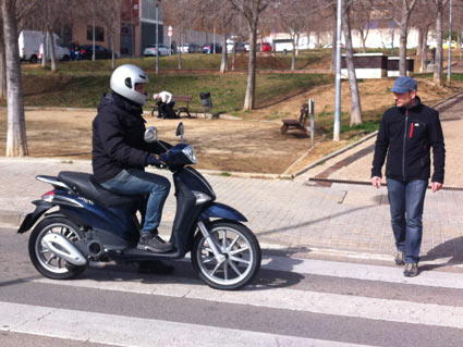 El conductor del ciclomotor se ha detenido invadiendo el paso para peatones, ¿es correcto su comportamiento?