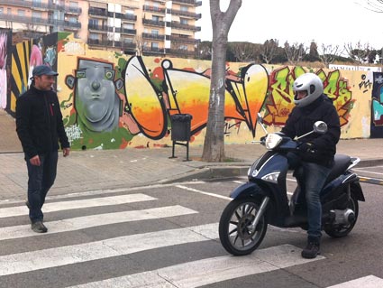 Para dejar pasar al peatón de la fotografía, el conductor del ciclomotor se ha detenido invadiendo la marca de paso para peatones. ¿Es correcto?