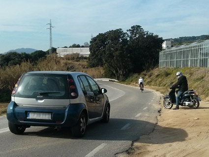 El ciclomotor va a incorporarse a la carretera desde una vía sin pavimentar (camino de tierra). ¿Debe ceder el paso al vehículo que se acerca por su izquierda?