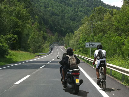¿A qué velocidad puede circular el conductor del ciclomotor?
