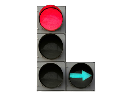 En un semáforo circular, ¿qué indica a los conductores una flecha verde iluminada?