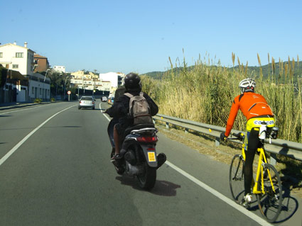 El conductor del ciclomotor ha adelantado al ciclista. ¿Debe volver a circular por el arcén?