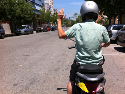 Este conductor señaliza con el brazo y la señal luminosa mensajes contradictorios, ¿cuál de las dos señales tiene validez?