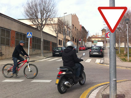 En este cruce, ¿qué vehículo tiene preferencia de paso?