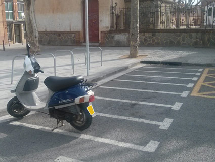 ¿Está correctamente estacionado este ciclomotor?