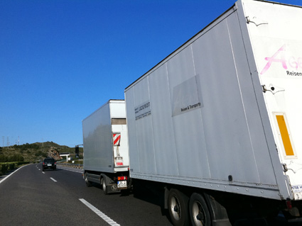 Conduce un autobús por una autopista, fuera de poblado, detrás de un camión que arrastra un remolque. ¿Le está permitido adelantarlo si para realizar la maniobra se ve obligado a rebasar la velocidad de 100 kilómetros por hora?
