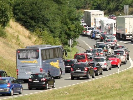 En una calzada con varios carriles la circulación está saturada. Si un autobús circula por el carril derecho más rápido y sobrepasa a los vehículos de los otros carriles, ¿circula correctamente?