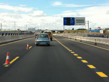 Con objeto de realizar obras en la calzada, ha sido habilitado un carril para ser utilizado en sentido contrario al habitual. Como norma general, ¿puede circular por él si conduce un autobús?