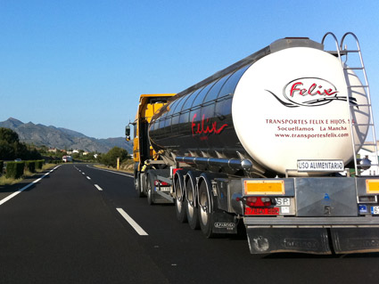 Si conduce un tractocamión que arrastra una cisterna cargada de líquido, debe saber que al tomar las curvas, el líquido tenderá a...
