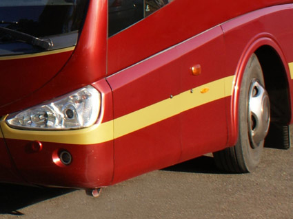 En condiciones normales, ¿cómo se consigue que la cubierta no se salga de la llanta?