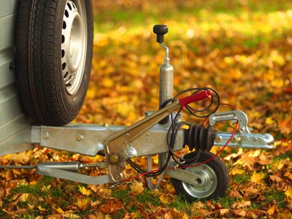 Su remolque está equipado con freno de inercia. ¿Qué debe hacer si desea dar marcha atrás?